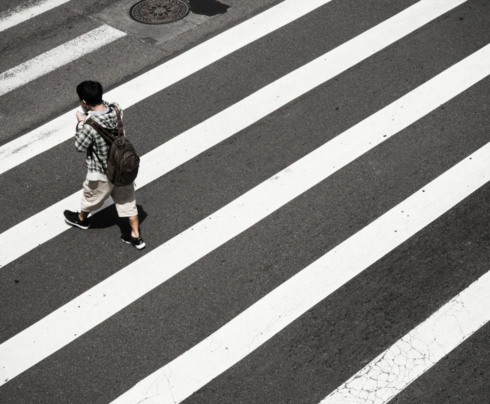 dcn-alto-angulo-de-una-persona-en-el-cruce-de-peatones.jpg