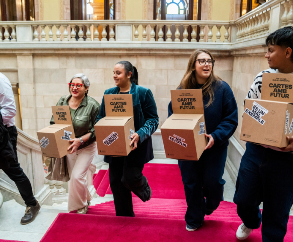 Així han arribat les 300 cartes de joves al Parlament: “Ningú se’n surt sol”